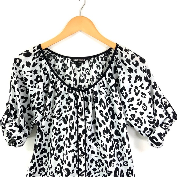 ♻️DONATED 7-9-25♻️ EXPRESS Animal Print Black & White Top Blouse G37 - Picture 2 of 8